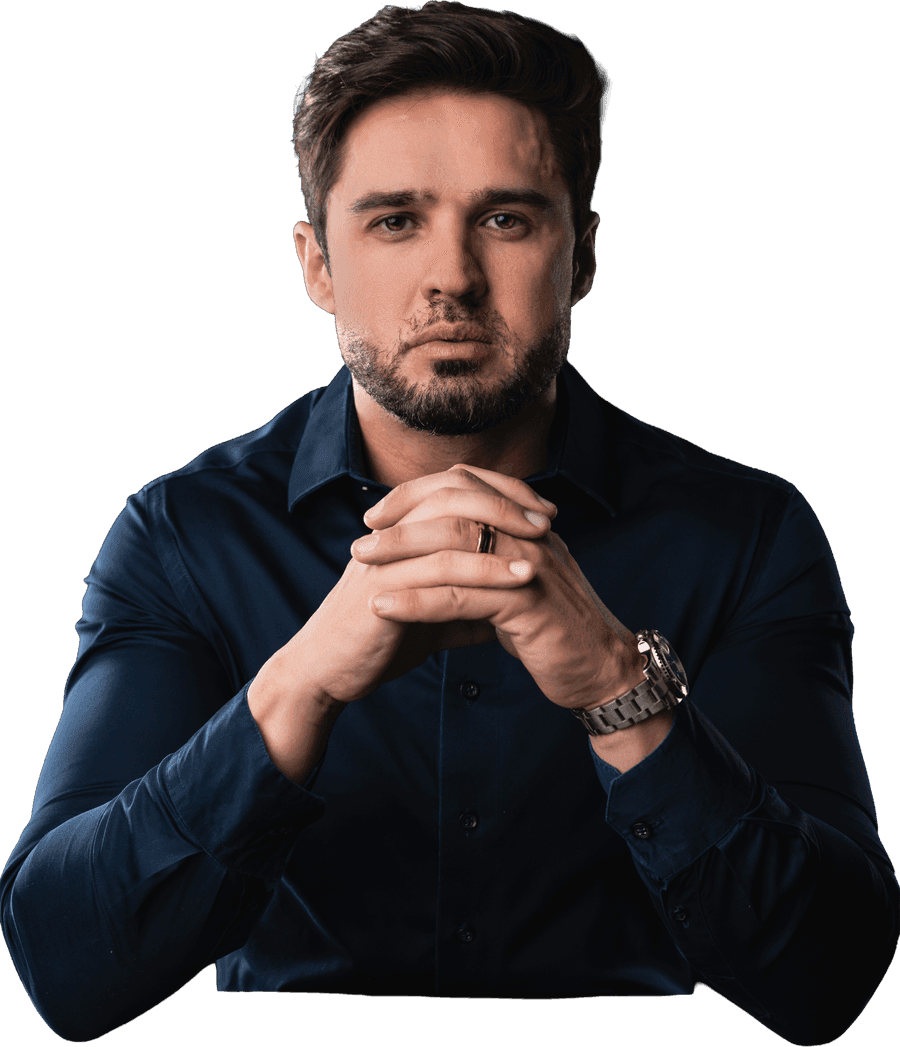 Dr. Antonio Ribas de camisa azul, com as mãos entrelaçadas